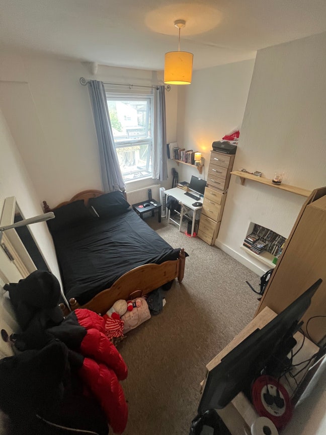 Spacious Room- Seven Sisters (2month sublet) Main Photo