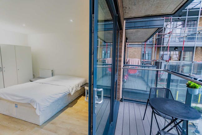 🌟 Spacious Double Room w/ Balcony | 4Bed Flat in  Main Photo