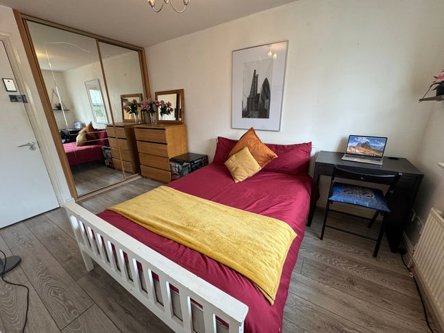🚩 Ensuite Room Available In Westferry - Bills IN  Main Photo