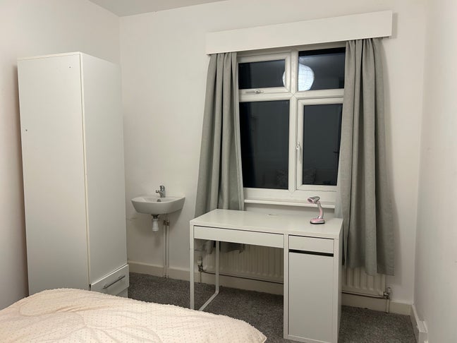 1 roommate needed in spacious house Main Photo