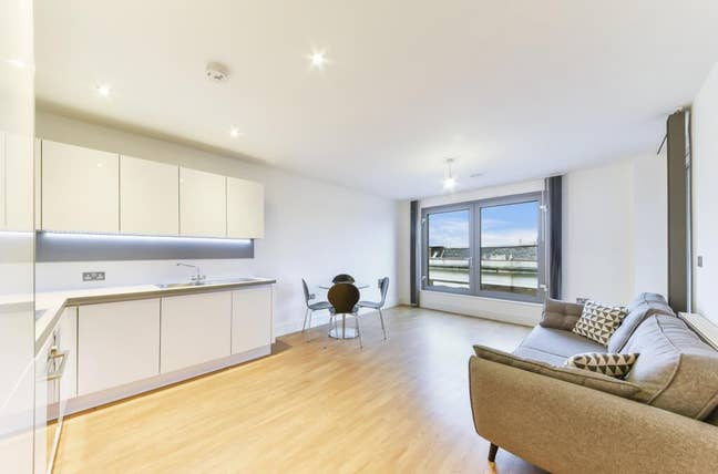 One-Bed Sublet Apart Avail in Dalston Main Photo