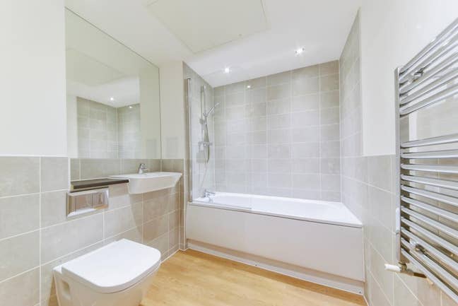 One-Bed Sublet Apart Avail in Dalston Main Photo