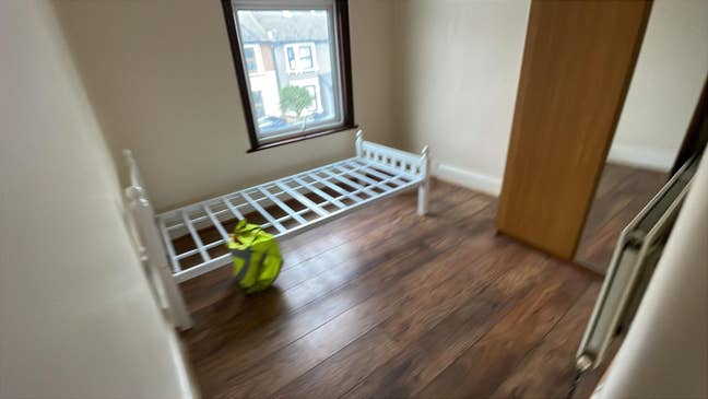 Double and Single room to let Main Photo
