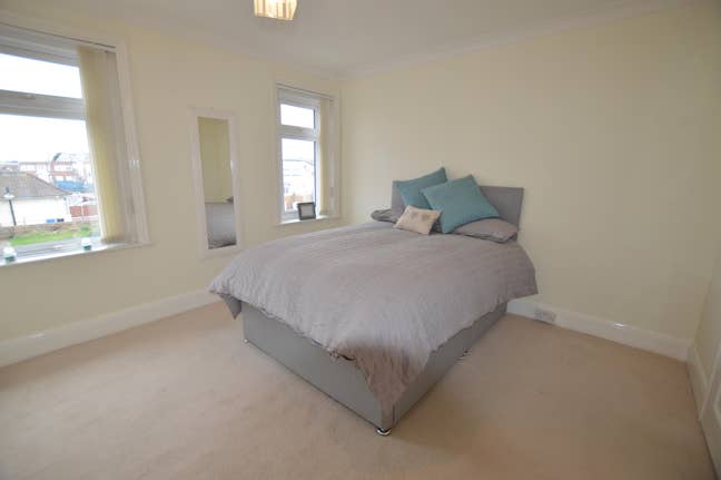 ** Double bedroom in QUIET house share in POOLE TO Main Photo