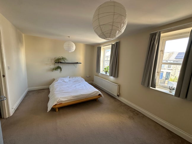Double bedroom in town centre Main Photo