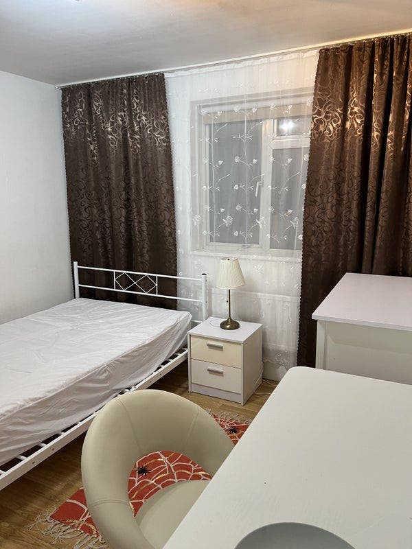 1 single and 2 double rooms available in SE17  Main Photo