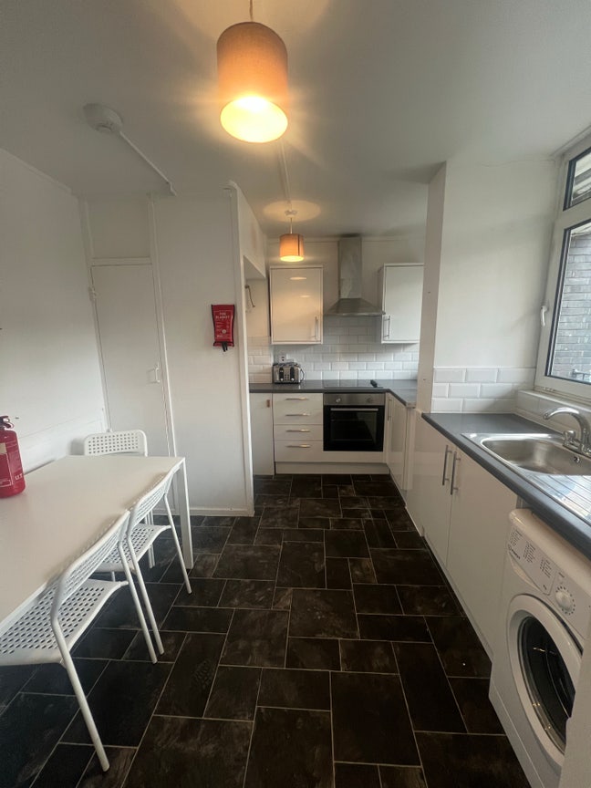 Whole flat , 3 bedrooms with living room! Main Photo