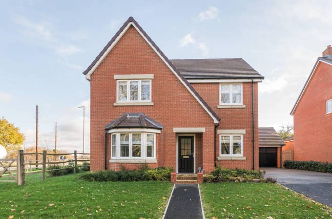 Spacious 4-Bed Home with Garden & Parking Main Photo