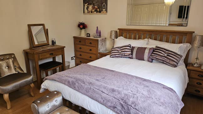 Fabulous double room in large friendly home  Main Photo