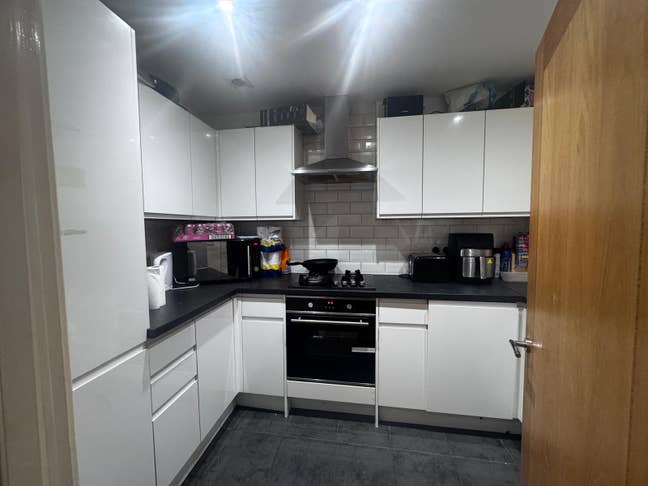 Fully Furnished | Free Gym, Sauna|  Bills Incl Main Photo