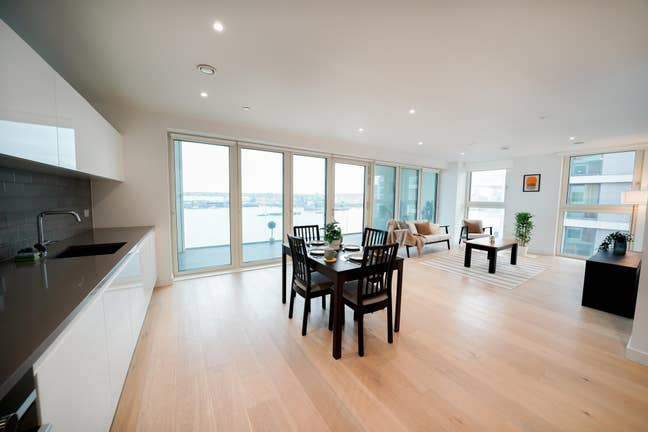 Bright Large Double in 3Bed w/ Balcony & Living Main Photo