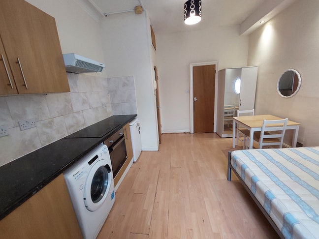 Lovely studio flat available in Zone 1 Main Photo