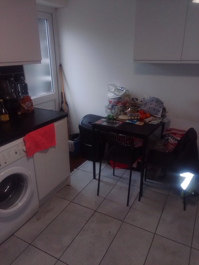 Single room to let in shared  house Main Photo