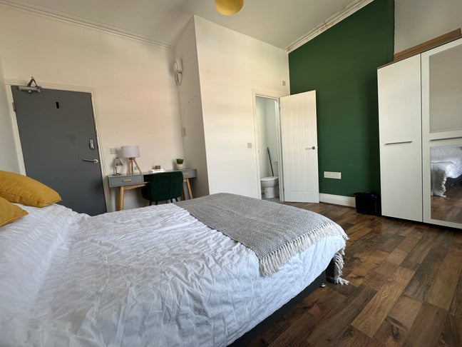 Modern En-Suite Room – Leopold Street, Derby Main Photo