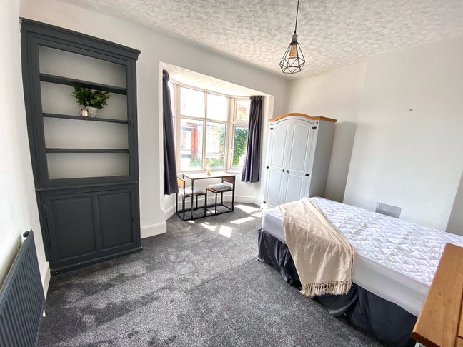 Very large rooms - Friendly and clean - LRI/DMU  Main Photo
