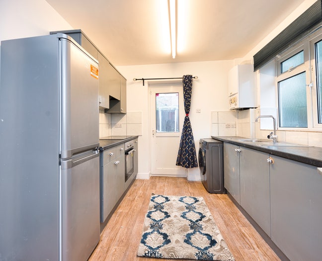 Elegant 5 Bed 2 Bath House in Southgate N14 Main Photo