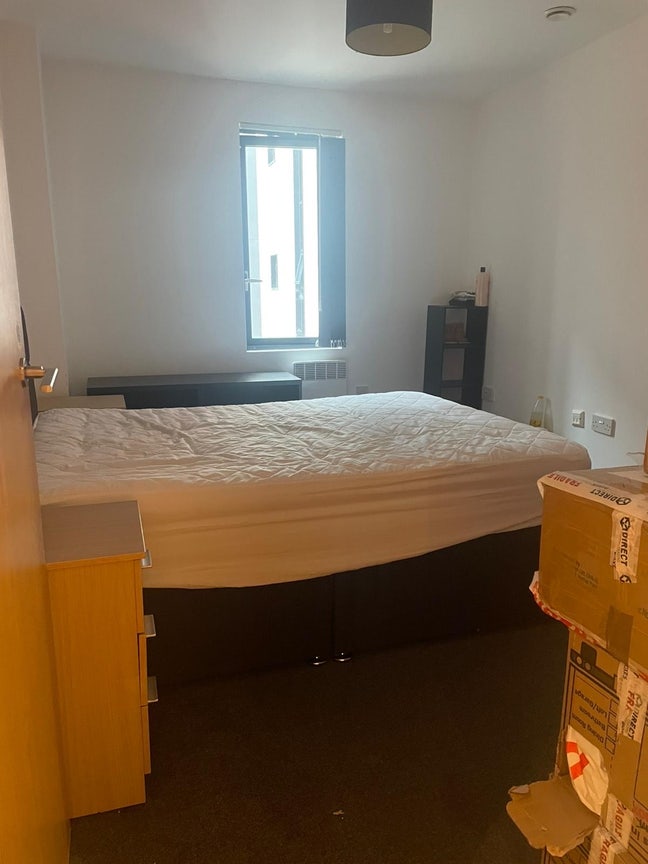Bright double bedroom in modern all-girls flat Main Photo