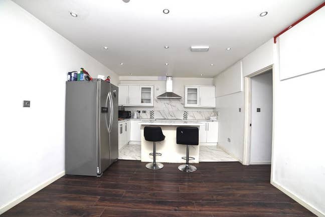 6 Bed House with 4 Shower 4 Toilet and Garden Main Photo