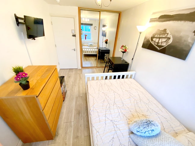 Bright En Suite Room Main Photo