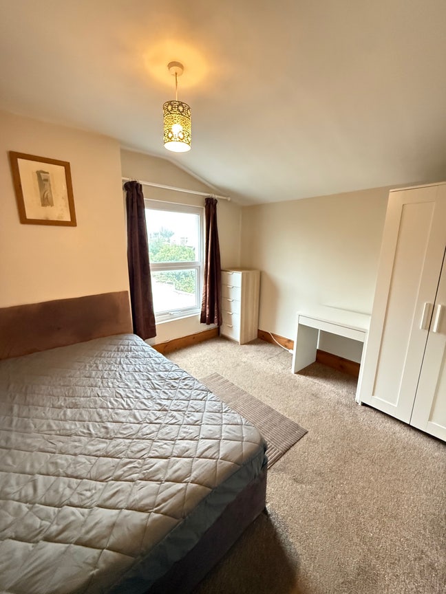 Lovely Double Bedroom, Bills Included!  Main Photo