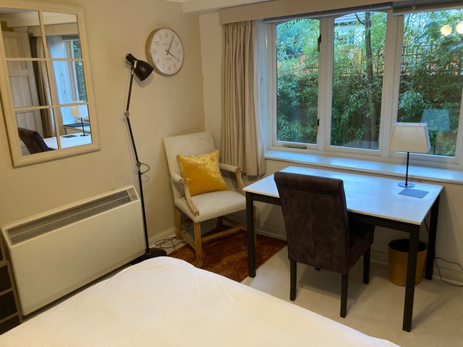 Large double room available in quiet area Main Photo