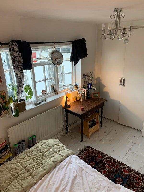 Light Filled Double Room in Creative Flat Main Photo