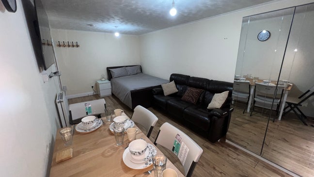 Large one bedroom flat sleeps 4 Main Photo