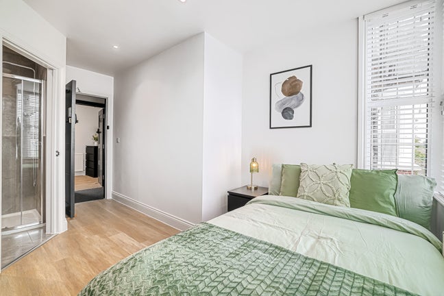 High End Doubles with Ensuite + off-Street Parking Main Photo