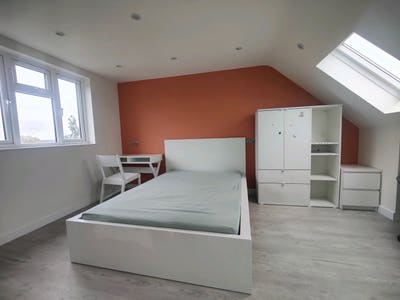 Modern Loft Room in Wembley – Ensuite & Fully Furn Main Photo