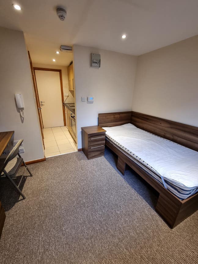 Studio Flat In Luton Town Available  Main Photo
