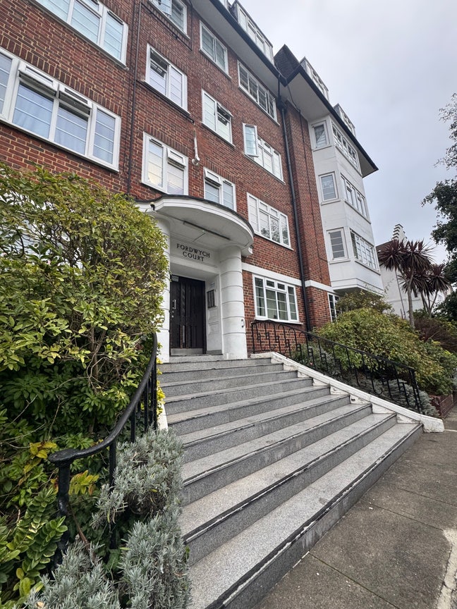 Double Room Near Kilburn Station  Main Photo