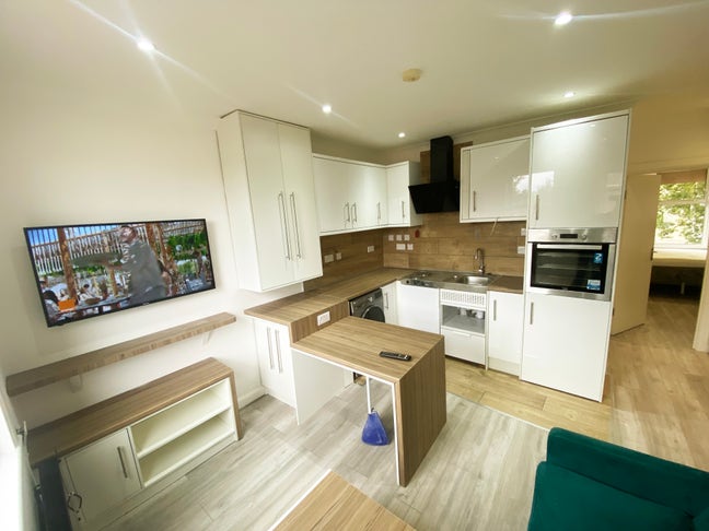 Large 2 Bedroom Flat, in Canning Town Main Photo