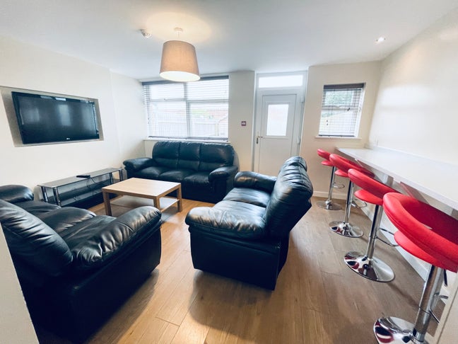 Double room in friendly professional house share Main Photo