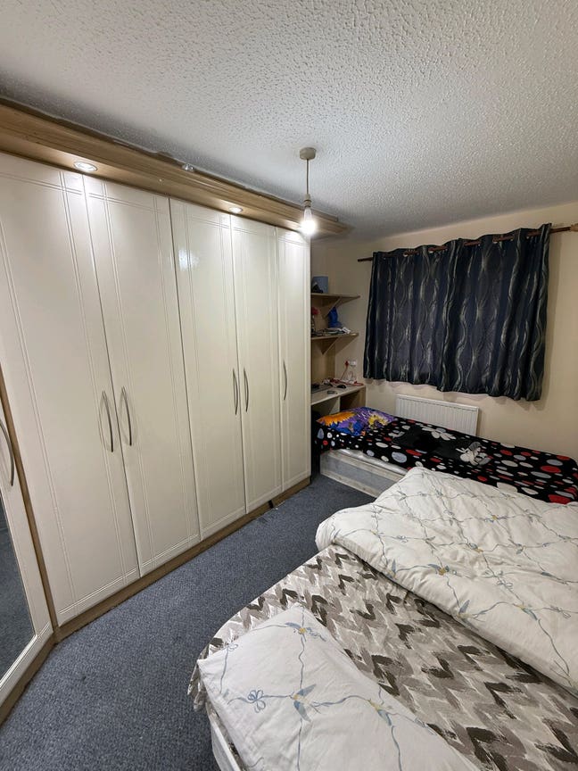 Bed Space Available for 1 Boy in a double room Main Photo