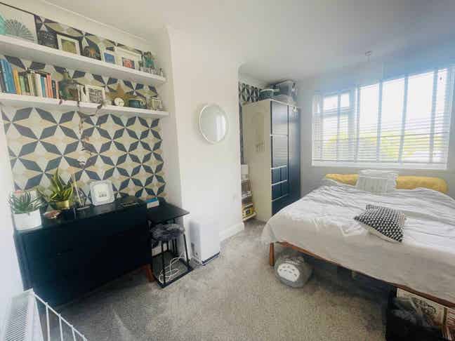 Guest Double room in a trendy cool house.  Main Photo