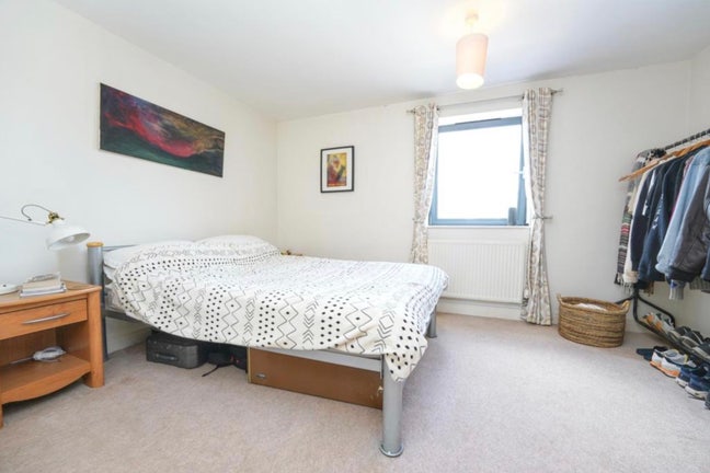 Large room in 2-bed flat in centre of Cheltenham Main Photo