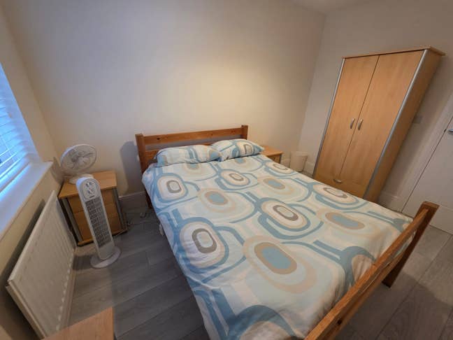 Double Room with shared bathroom- Mon to Fri only  Main Photo