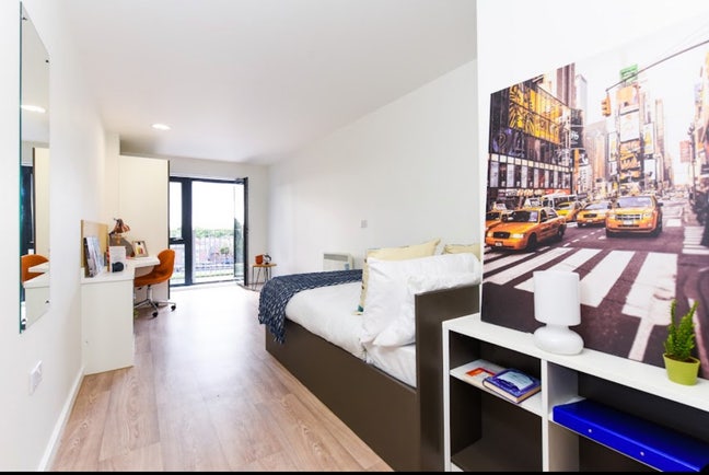 Towpath room available  Main Photo