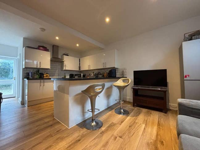 ⭐BN2 Hanover • Walk to RSCH + City & Station Main Photo