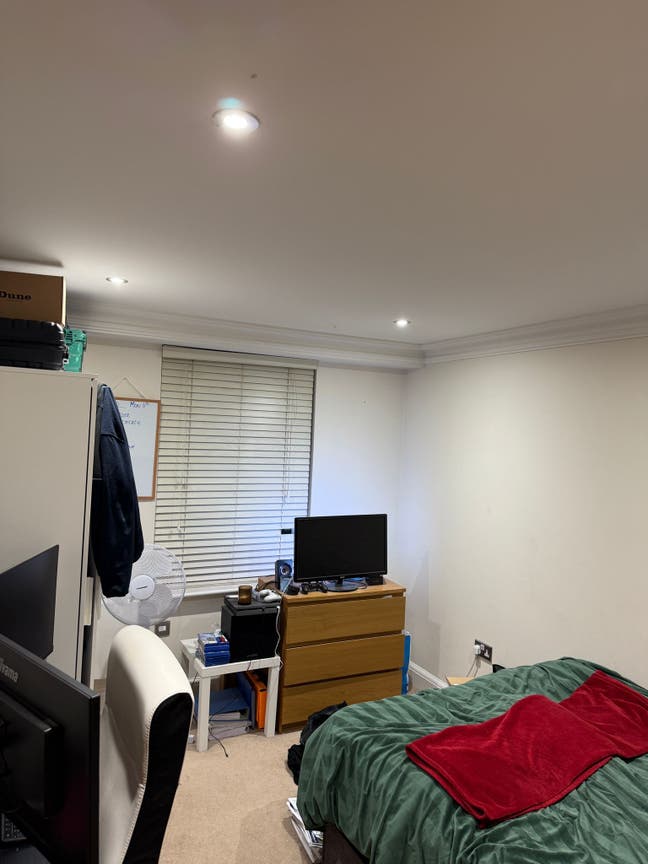 Room in gated community for rent close to station Main Photo