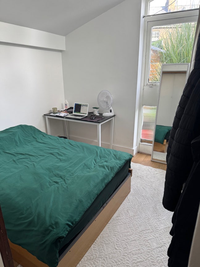 Large Double room available - Oval  Main Photo