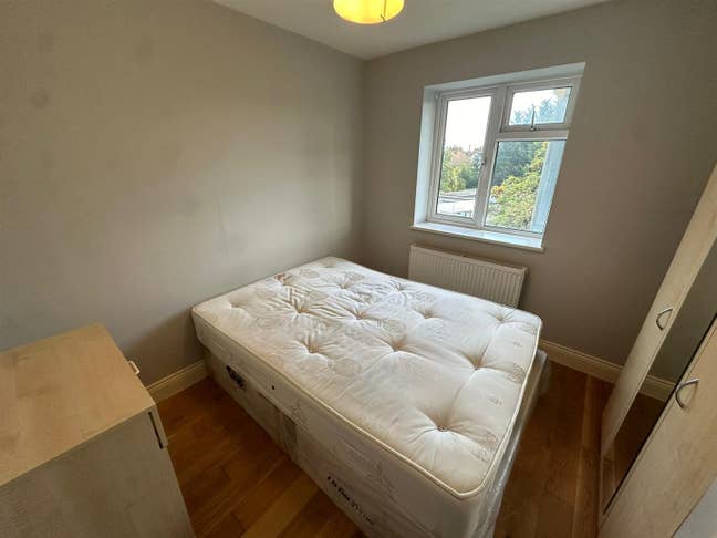One bedroomed flat in Raynes Park Main Photo