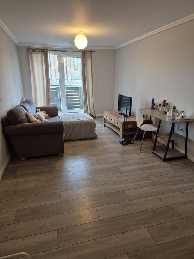 2 bed 2 bath flat & balcony near brighton station Main Photo