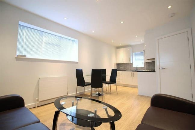 🌳 Contemporary Two-Bed Flat Near Willesden Green Main Photo
