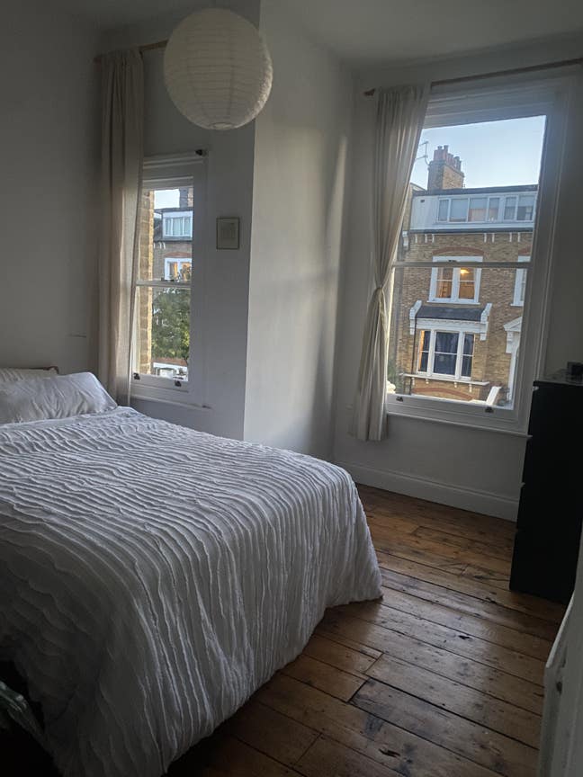 Bright double room in spacious flat  Main Photo