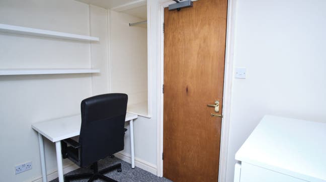 Replacement tenant wanted ASAP - York Road         Main Photo