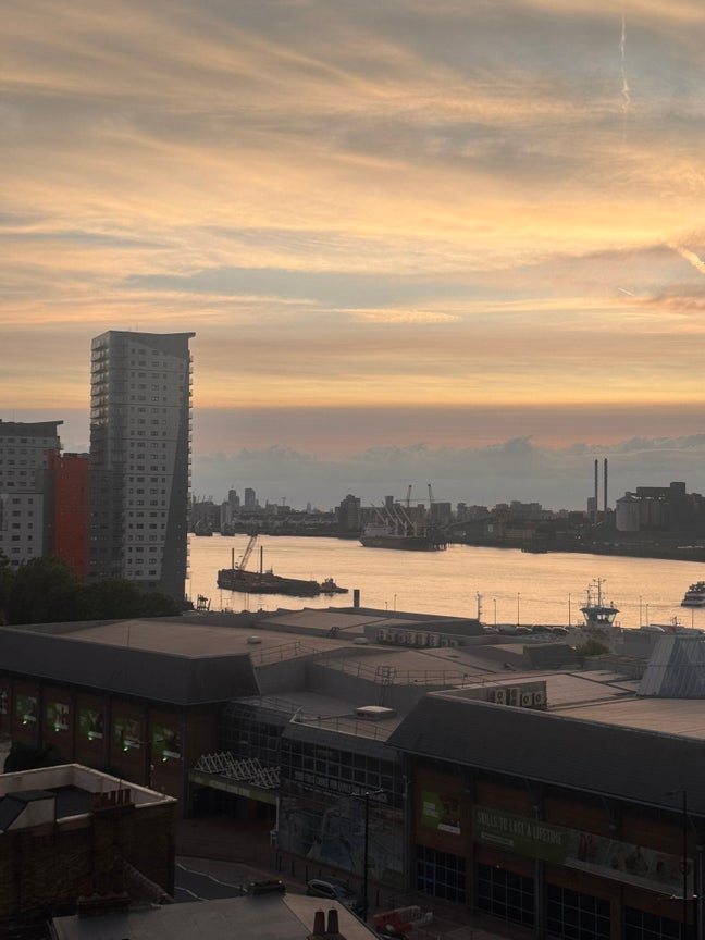 Beautiful River-View Room in Modern Flat – 5 mins  Main Photo