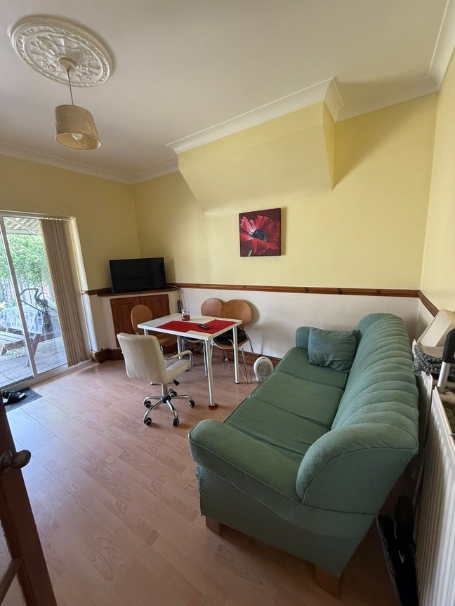 Double room in three bedroom house  Main Photo