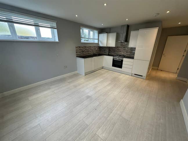 One bedroomed flat in Walton on Thames Main Photo