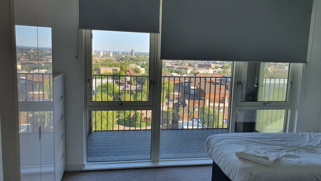 Spacious double bed with own bathroom Main Photo